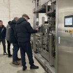 Saúdo calorosamente os clientes estrangeiros que visitam nossa empresa para inspecionar equipamentos de enfardamento secundário